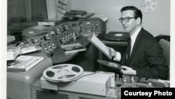 Radio voditelj Glasa Amerike Vilis Konover u svom studiju. Foto: Kolekcija Vilis Konover, Muzička biblioteka Univerziteta Severnog Teksasa 