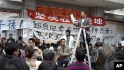 广东乌坎村村民代表薛锦波生前照片：2011年12月5日他站在梯子上讲话，抗议腐败村官私卖土地