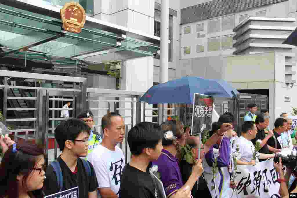 香港团体及政党中联办祭拜李旺阳“被自杀”二周年(美国之音图片/海彦拍摄)