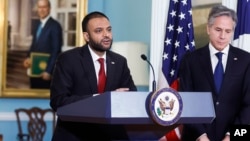 Rashad Hussain, Utusan Khusus AS untuk Urusan Kebebasan Beragama Sedunia memberikan keterangan kepada media di kantor Deplu AS bersama Menlu Antony Blinken. 