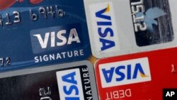 Aturan yang mewajibkan penyedia kartu kredit untuk menyerahkan semua rincian transaksi kepada kantor pajak telah ditunda.