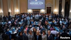 Para anggota Kongres AS berpose untuk foto sebelum digelarnya sidang penyelidikan terhadap serangan Gedung Capitol pada 6 Januari 2021. Sidang tersebut digelar di Washington, pada 13 Juni 2022. (Foto: Pool via Reuters/Jabin Botsford)