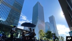 2021年9月23日，居民经过位于深圳的恒大集团的总部。