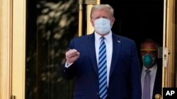 Arhiva - Predsednik Donald Tramp izlazi iz medicinskog centra Volter Rid na povratku u Belu kuću nakon što je primio tretman protiv Kovida 19, 5. oktobra 2020. 