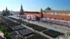 Parade militer Rusia yang merayakan peringatan 75 tahun kekalahan Nazi di Lapangan Merah di Moskow, Rusia, Rabu, 24 Juni 2020. (Foto: AP)