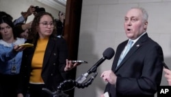 被提名为众议院新议长的共和党人史蒂夫·斯卡利斯正在和记者讲话。（2023年10月11日）