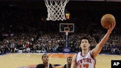 林书豪2月15日在纽约的比赛中上篮