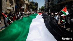 Warga Palestina melakukan aksi unjuk rasa untuk memperingati 75 tahun "Nakba" di kota Ramallah, Tepi Barat yang diduduki Israel, Senin 15 Mei 2023.