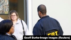 Anggota FBI berbicara dengan pejalan kaki di dekat Jalan Bourbon di New Orleans, menyusul serangan yang terjadi wilayah tersebut. (Foto: Geoff Burke-Imagn Images via Reuters)