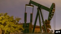 Pompa angguk mengambil memompa minyak mentah dari lapangan minyak Long Beach di Signal Hill, 9 Maret 2020. 