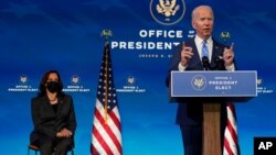 Novoizabrani predsednik SAD Džo Bajden govori u Kraljičnom teatru u Vilmingtonu, dok iza njega sedi novoizabrana potpredsednica Kamala Haris (Foto: AP)