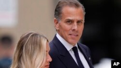 Hunter Biden (54 tahun), didampingi istrinya, Melissa Cohen, saat tiba di pengadilan federal di Wilmington, Delaware untuk mendengarkan putusan Selasa, 11 Juni 2024. 