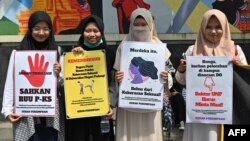Para aktivis gerakan anti-kekerasan terhadap perempuan menggelar unjuk rasa memprotes kekerasan dan pelecehan seksual terhadap perempuan di kampus, di luar Kementerian Pendidikan dan Kebudayaan, di Jakarta, 10 Februari 2020. (Foto: AFP)