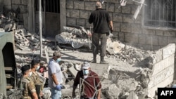 Sejumlah tentara Lebanon tiba di desa Aito di utara Lebanon yang hancur akibat serangan Israel, pada 15 Oktober 2024. (Foto: AFP/Joseph Eid)