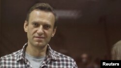 俄罗反对派纳瓦尔尼2021年2月20日在莫斯科一家法院的被告席上，被控罪名是诽谤俄罗斯二战老兵。