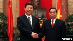 Pejabat Partai Komunis Vietnam Le Hong Anh (kanan) saat bertemu Presiden China Xi Jinping di Hanoi (foto: dok).