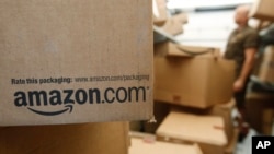 Sejumlah paket Amazon.com menunggu pengiriman dari UPS di Palo Alto, California, 18 Oktober 2010. (Foto: AP)