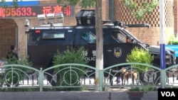 中国进入全民反恐模式 暴恐事件高发区的新疆提高警戒级别 （美国之音东方拍摄 2014年6月10日）