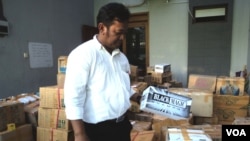 Petugas menunjukkan salah satu kardus berisi produk kosmetik ilegal yang disita di Solo, Jawa Tengah (3/9). (VOA/Yudha Satriawan)