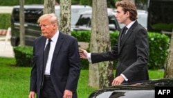 ARHIVA - Bivši američki predsjednik Donald Trampa sa sinom Baronom na sahrani majke bivše prve dame Melanije u Palm Biču, na Floridi (Foto: GIORGIO VIERA / AFP)