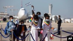 Para imigran asal Ethiopia tiba di Bandara Ben Gurion dekat Tel Aviv, Israel, pada 3 Desember 2020. Pemerintah Israel telah menyetujui izin masuk bagi ribuan orang Yaudi Ethiopia ke Israel, pada 28 November 2021. (Foto: AP/Sebastian Scheiner)