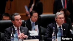 中国外长王毅和加拿大外长商鹏飞（Francois-Philippe Champagne）星期六种20国集团会议上。