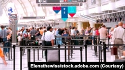 旅客在一个机场内排队过安检。（资料照片）