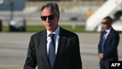 资料照片：美国国务卿布林肯2024年6月7日在法国西北部诺曼底海岸发表演讲后抵达巴黎郊外的奥利机场。(法新社照片)