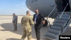 រដ្ឋមន្ត្រី​ការពារជាតិ​អាមេរិក​លោក Lloyd Austin ត្រូវបាន​ទទួលស្វាគមន៍​នៅ​ក្បែរយន្តហោះ​ដោយ​ឧត្តមសេនីយ៍ទោ​លោក Matthew McFarlane ក្នុង​ពេល​លោក​ធ្វើ​ដំណើរ​ទៅ​ដល់​ទីក្រុងបាកដាដ ប្រទេស​អ៊ីរ៉ាក់ នៅថ្ងៃទី៧ ខែមីនា ឆ្នាំ២០២៣។