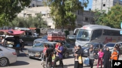 Warga Palestina menyelamatkan diri ke bagian selatan Jalur Gaza setelah militer Israel mengeluarkan peringatan evakuasi kepada lebih dari 1 juta warga di bagian utara Gaza dan Kota Gaza menjelang kemungkinan serangan darat Israel, Jumat, 13 Oktober 2023. (Foto: Hatem Moussa/AP)