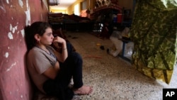 图片说明： 一名逃离伊斯兰激进分子魔掌的雅兹迪女孩，暂时安身在距离巴格达西北420公里达胡克市的一所学校里。（美国之音档案照片）