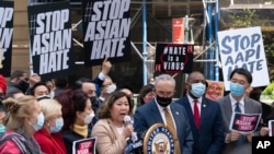 រូបឯកសារ៖ អ្នកស្រី Grace Meng អ្នកតំណាងរាស្ត្រ​សហរដ្ឋ​អាមេរិក​ ឈរ​ថ្លែង​សុន្ទរកថា​នៅ​ជិត​លោក Chuck Schumer មេដឹកនាំ​គណបក្ស​សំឡេង​ភាគច្រើន​នៅ​ក្នុង​ព្រឹទ្ធសភា​ខាង​គណបក្ស​ប្រជាធិបតេយ្យ នៅ​ឯ​សន្និសីទ​កាសែត​មួយ​​ដើម្បី​ពិភាក្សា​អំពី​ច្បាប់​ប្រឆាំង​ការ​ស្អប់​គុំកួន​ជាតិ​សាសន៍​អាស៊ី។ 