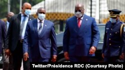 Président Félix Tshisekedi ya RDC (2e D) ayambi mokakani wa ye Botswana Dr. Mokgwetsi Eric Keabetswe Masisi na etando ya Palais de la nation, Kinshasa, RDC, 15 mars 2021. (Twitter/Présidence RDC)