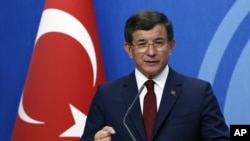 PM Turki Ahmet Davutoglu mengumumkan pengunduran dirinya di markas partai berkuasa AKP. Ankara, Turki (AP Photo/Burhan Ozbilici)
