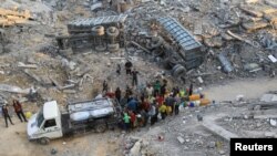 Palestinci pune svoje balone vodom, tokom primirja između Izraela i Hamasa, u izbegličkom kampu Džabalija u severnom pojasu Gaze, 4. februara 2025.