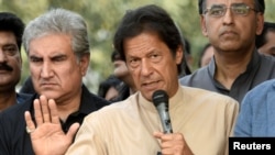 Pemimpin oposisi Pakistan Imran Khan berbicara kepada media di Islamabad. (Foto: Dok)