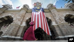 Gedung Sultan Abdul Samad di Independence Square, Kuala Lumpur, Malaysia. (Foto: dok). Pengadilan Malaysia, Senin (30/4) menghukum Salah Salem Saleh Sulaiman, warga Denmark, seminggu penjara setelah mengaku bersalah menyebarkan informasi palsu.