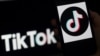 照片插图：一个苹果手机屏幕上显示的社交媒体应用程序TikTok。