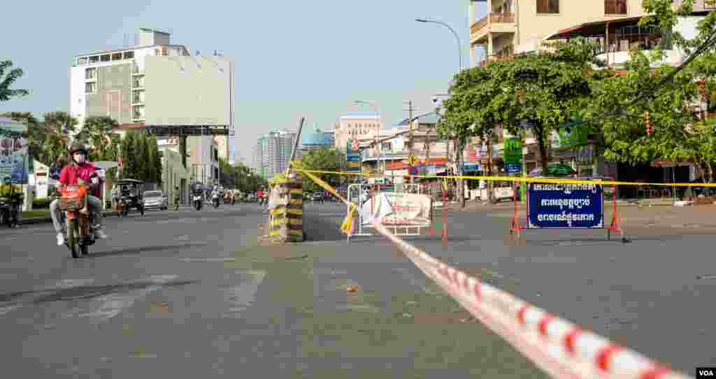 ទិដ្ឋភាពនៃការបិទខ្ទប់តំបន់មួយចំនួនក្នុងរាជធានីភ្នំពេញ បន្ទាប់រាជធានីភ្នំពេញនិងទីក្រុងតាខ្មៅនៃខេត្តកណ្តាល ត្រូវបានបិទខ្ទប់រយៈពេលពីរសប្តាហ៍ដើម្បីទប់ស្កាត់ការរីករាលដាលជំងឺកូវីដ១៩ ក្នុងសហគមន៍កាន់តែខ្លាំង កាលពីថ្ងៃទី១៥ ខែមេសា ឆ្នាំ២០២១។ (ទុំ ម្លិះ/វីអូអេ)