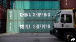 资料照：堆放在美国乔治亚州萨凡纳港口的中国货运集装箱。（2018年9月18日）