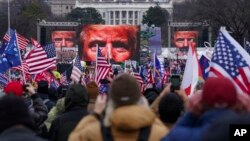 ARHIVA - Pristalice bivšeg predsjednika Donalda Trampa na mitingu u Vašingtonu prije smrtonosnih nemira u američkom Kongresu (Foto: AP Photo/John Minchillo)