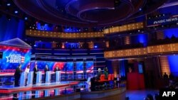 Kris Kristi, Niki Hejli, Ron Desantis, Vivek Ramasvami i Tim Skot tokom treće republikanske debate. Florida, 8 novembar 2023. (Foto: AFP /Mandel Ngan)