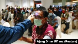 印尼民众在雅加达的一个新冠疫苗接种中心等候接种中国科兴疫苗。(2021年4月1日)
