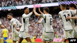 'Yan wasan Madrid suna murna (Photo by OSCAR DEL POZO 