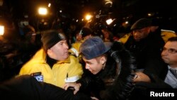 Penyanyi pop Justin Bieber tiba di kantor polisi Toronto (29/1), menyusul dugaan ia telah memukul seorang supir di kota itu. 