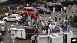 深圳抗议人士掀翻了数辆日本牌子的汽车