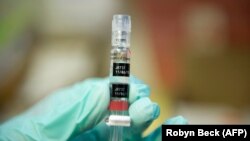 Seorang perawat mengisi jarum suntik dengan vaksin hepatitis di klinik imunisasi gratis untuk siswa sebelum awal tahun ajaran, di Lynwood, California, 27 Agustus 2013. Penyebaran virus hepatitis saat ini juga menjadi ancaman serius di tengah pandemi. (Foto: AFP/Robyn Beck)