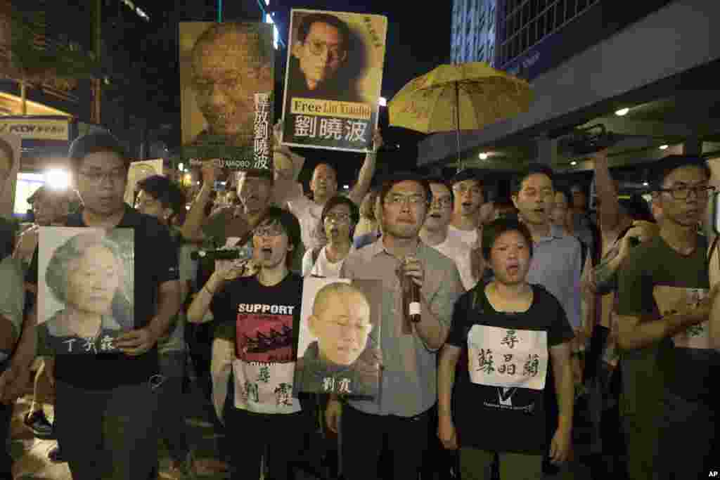 在中国国家主席习近平在湾仔会展中心参加港府欢迎酒会及观看文艺演出之际,香港多个团体在湾仔附近举行示威,希望习近平能听到港人民意,并立即释放身患肝癌晚期的诺贝尔和平奖得主刘晓波。(2017年6月30日)