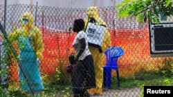 Mwasi moko na mwana wa ye batalisami mpo na Ebola na lopitalo ya Bwera, Uganda, 14 juin 2019.