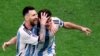 Pemain Argentina Lionel Messi dan Julian Alvarez merayakan gol dicetak Alvarez ke gawang Kroasia dalam pertandingan semifinal Piala Dunia 2022 di Stadion Lusail, Qatar, pada 13 Desember 2022. (Foto: Reuters/Hannah Mckay)